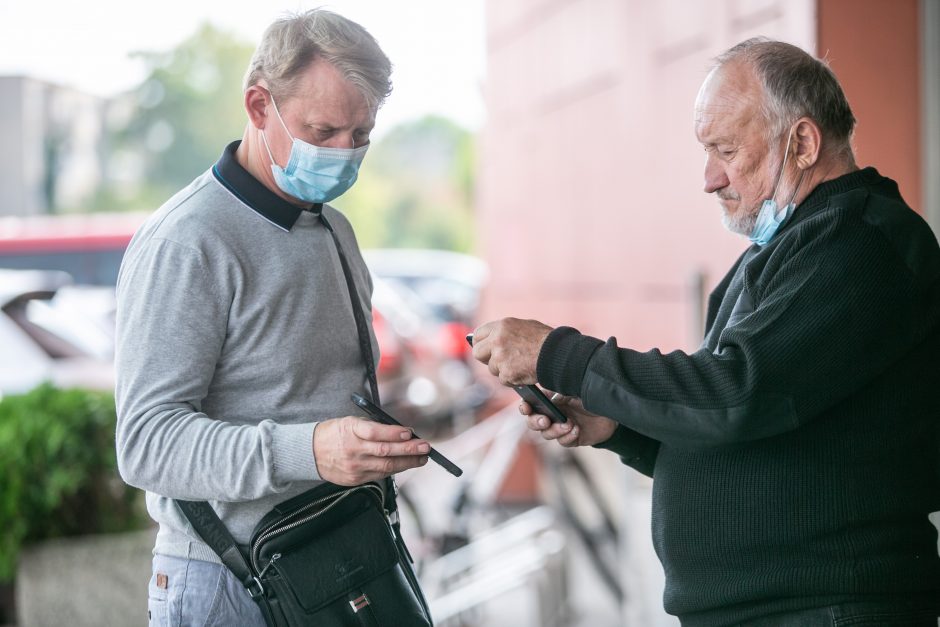 Pirmoji masinių ribojimų diena: aistros dėl sąskaitų, močiutės ir teisės pasirinkti