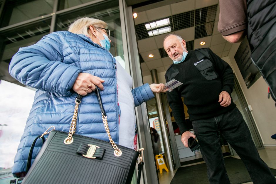 Pirmoji masinių ribojimų diena: aistros dėl sąskaitų, močiutės ir teisės pasirinkti