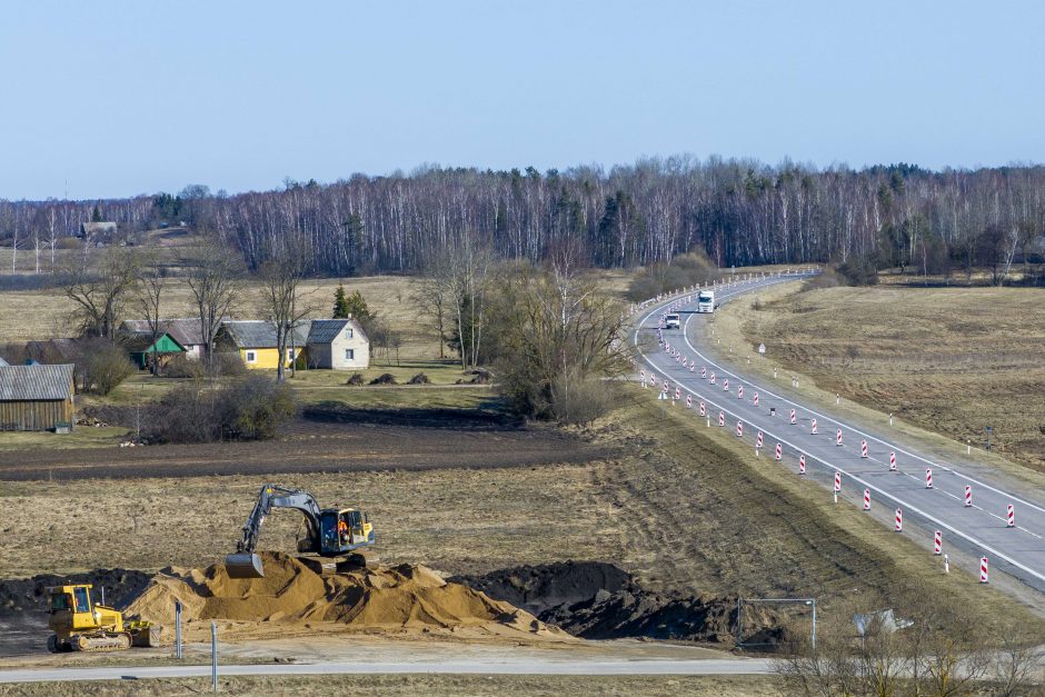 Įsibėgėja kelio Molėtai–Utena rekonstrukcija: išardyta 15 tūkst. tonų senos kelio dangos  