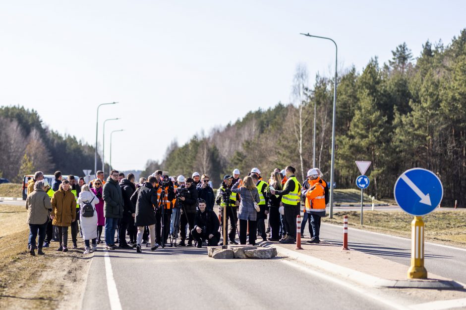 Įsibėgėja kelio Molėtai–Utena rekonstrukcija: išardyta 15 tūkst. tonų senos kelio dangos  