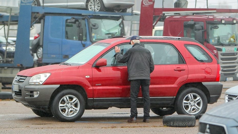 Pirkti automobilį turguje pigiau, bet salone – patikimiau