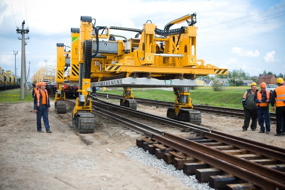 Ministerija išpirks dalį „Rail Baltica“ būtinų sklypų prieš žemės paėmimo procedūras