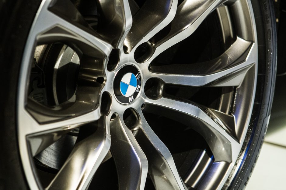 Norėjusi nusipirkti BMW, moteris liko ir be pinigų, ir be automobilio