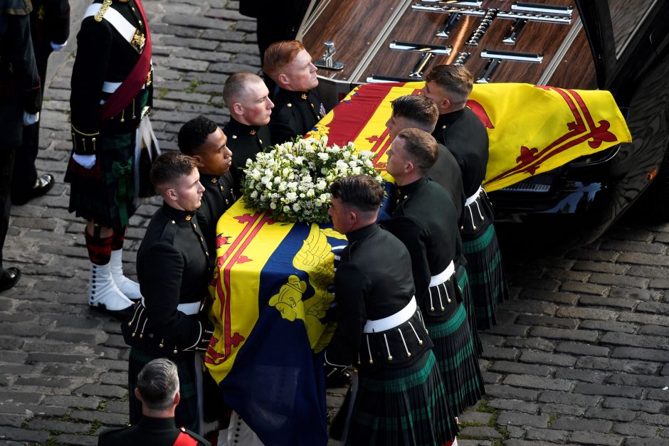 Karalius Charlesas III Edinburge vadovavo procesijai paskui karalienės Elizabeth II karstą