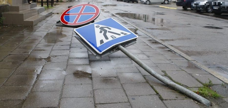 Virš 3 promilių įpūtęs vairuotojas savo kelyje šlavė kelio ženklus