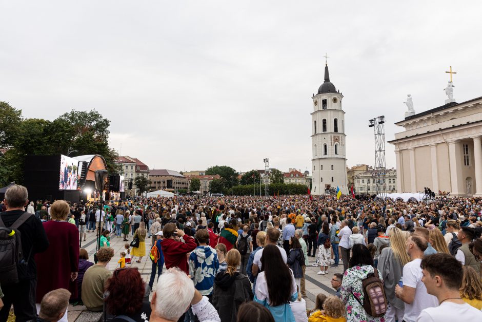 Triumfo eisenoje valdovų keliu nuėję tūkstančiai vilniečių giedojo Tautišką giesmę