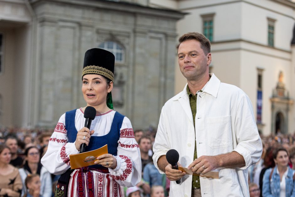 Triumfo eisenoje valdovų keliu nuėję tūkstančiai vilniečių giedojo Tautišką giesmę