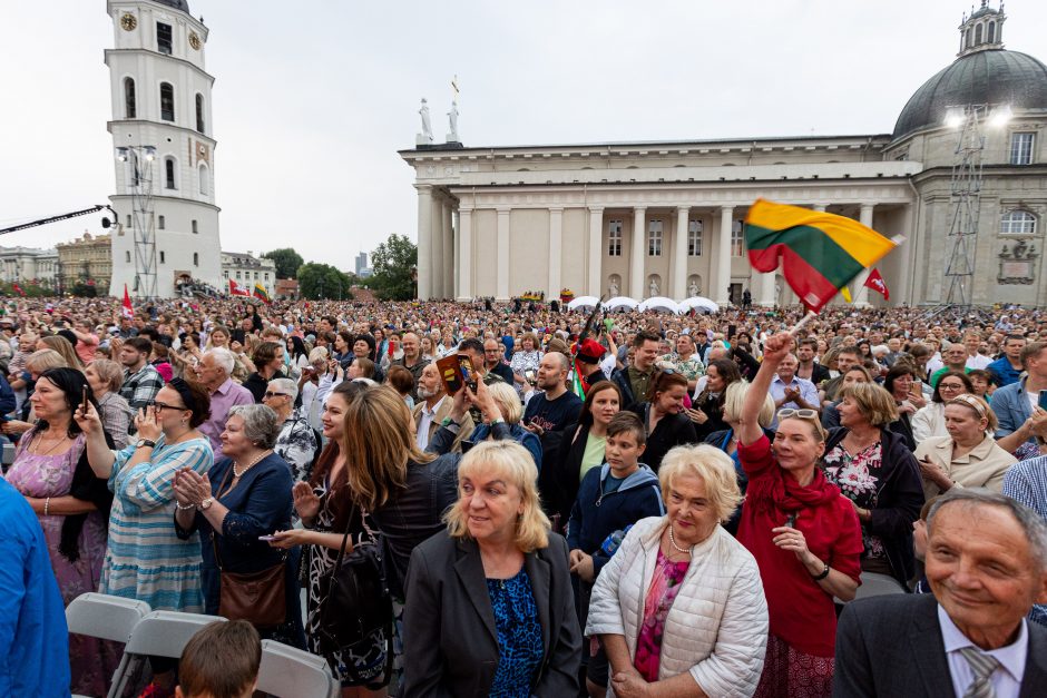 Triumfo eisenoje valdovų keliu nuėję tūkstančiai vilniečių giedojo Tautišką giesmę