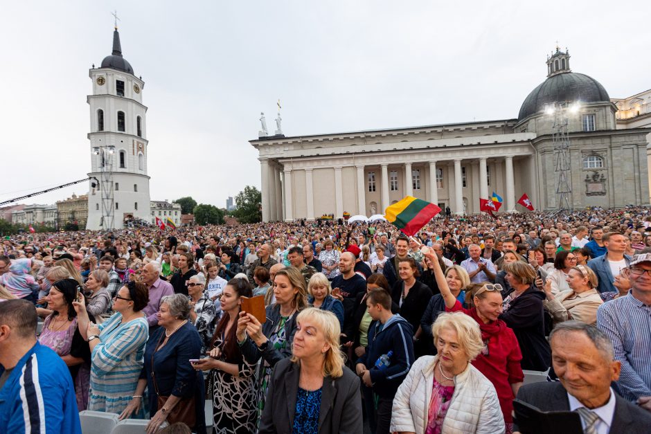 Triumfo eisenoje valdovų keliu nuėję tūkstančiai vilniečių giedojo Tautišką giesmę