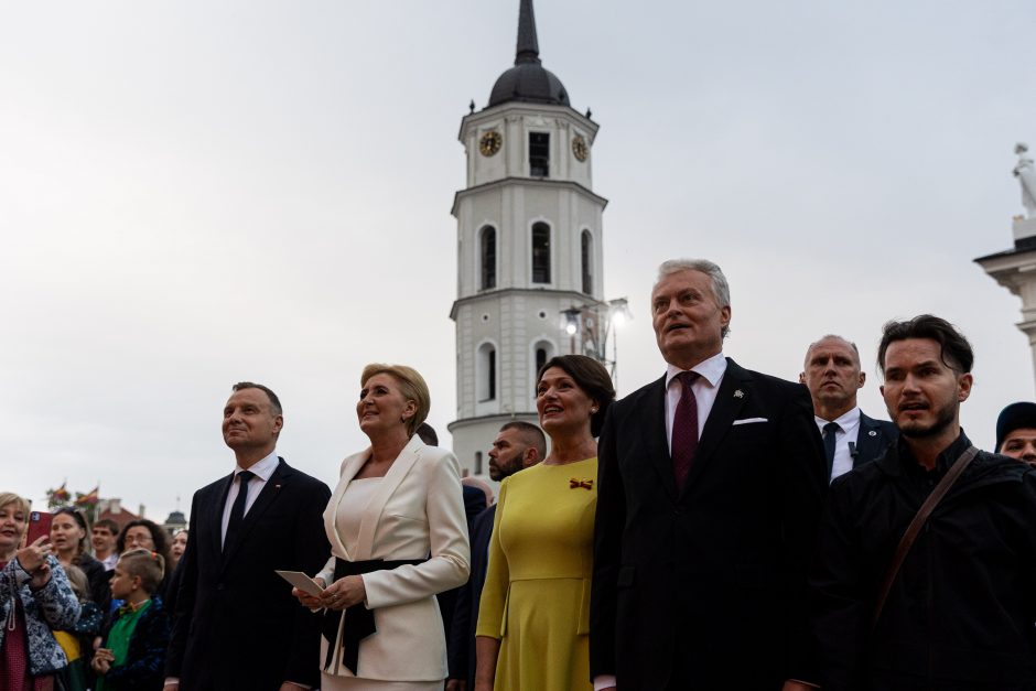 Triumfo eisenoje valdovų keliu nuėję tūkstančiai vilniečių giedojo Tautišką giesmę