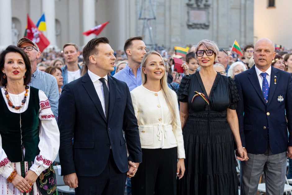 Triumfo eisenoje valdovų keliu nuėję tūkstančiai vilniečių giedojo Tautišką giesmę