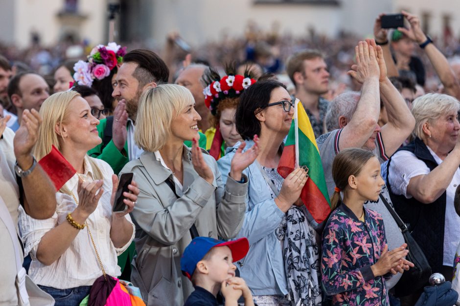 Triumfo eisenoje valdovų keliu nuėję tūkstančiai vilniečių giedojo Tautišką giesmę