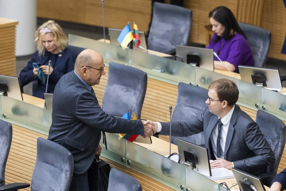 Seimo narių reakcijos nepanaikinus V. Gapšio mandato: gėda, liūdesys, reputacinė krizė