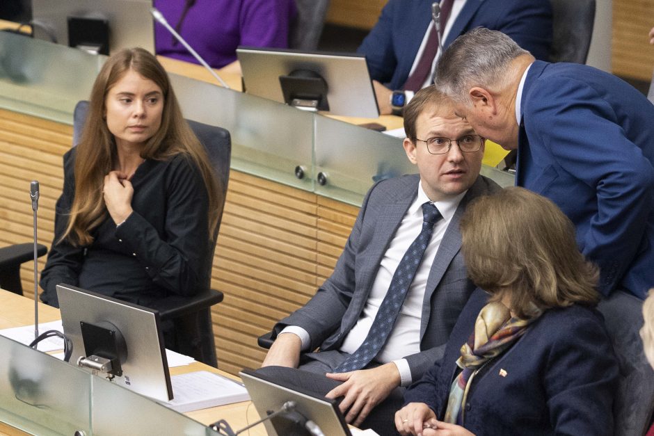 Seimo narių reakcijos nepanaikinus V. Gapšio mandato: gėda, liūdesys, reputacinė krizė