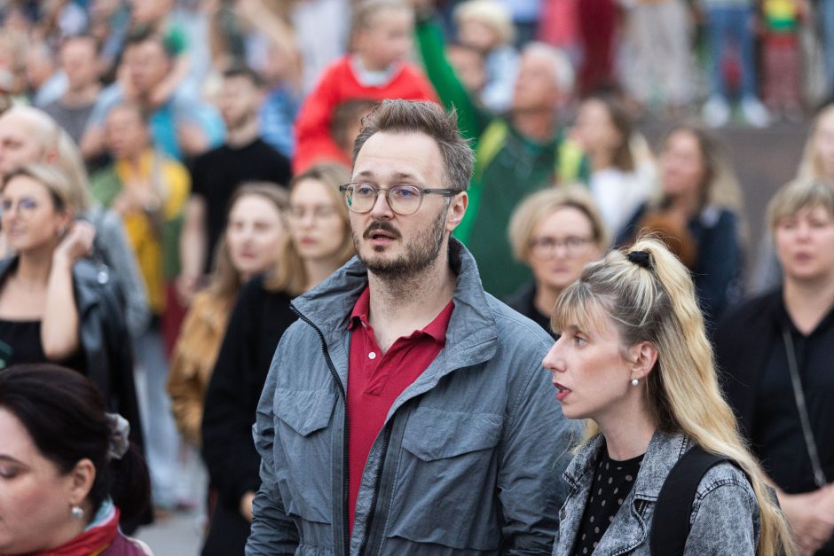 Triumfo eisenoje valdovų keliu nuėję tūkstančiai vilniečių giedojo Tautišką giesmę