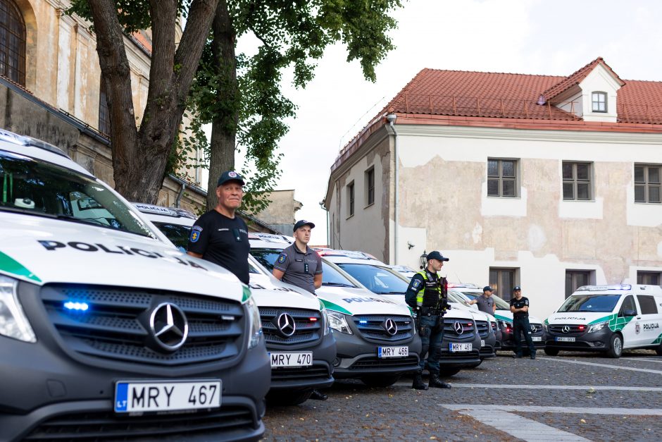 Policijos įstaigoms bus perduota devyniolika naujų mikroautobusų