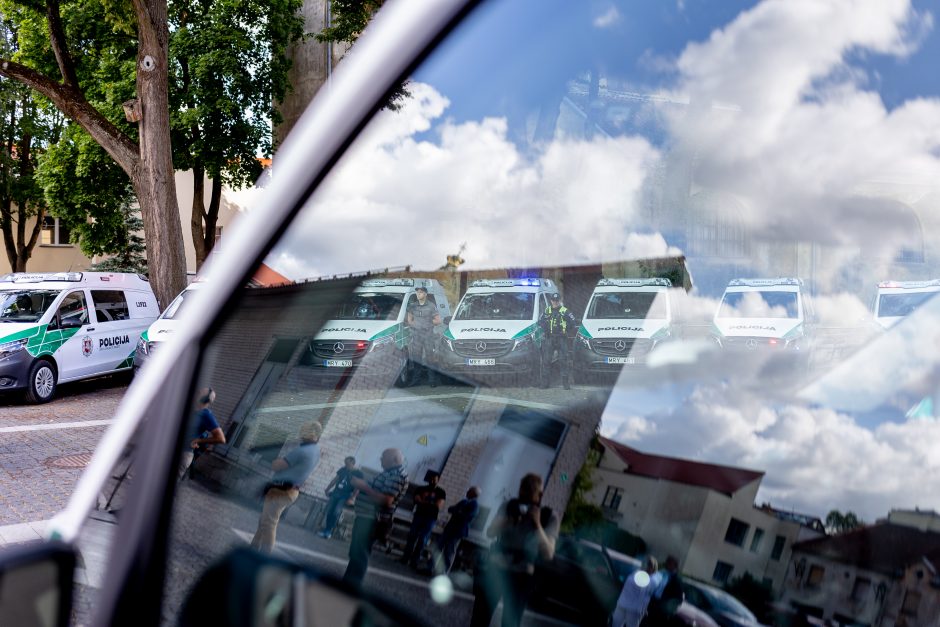 Policijos įstaigoms bus perduota devyniolika naujų mikroautobusų