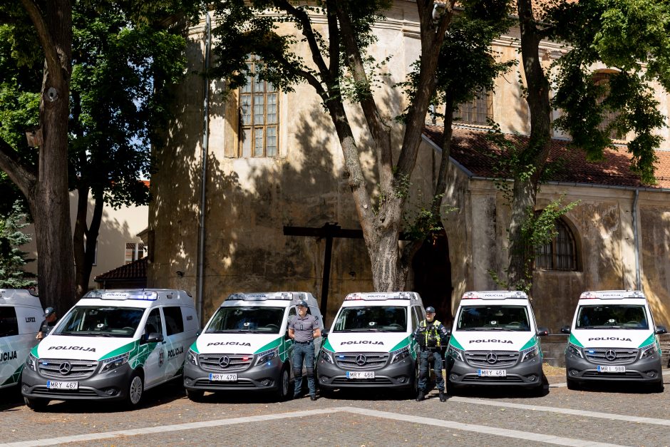 Policijos įstaigoms bus perduota devyniolika naujų mikroautobusų