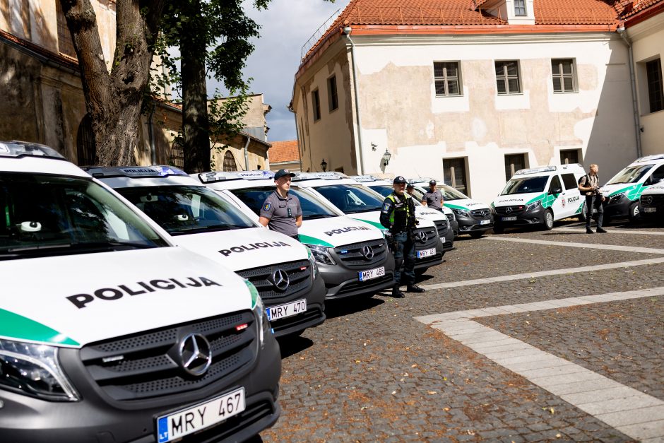 Policijos įstaigoms bus perduota devyniolika naujų mikroautobusų