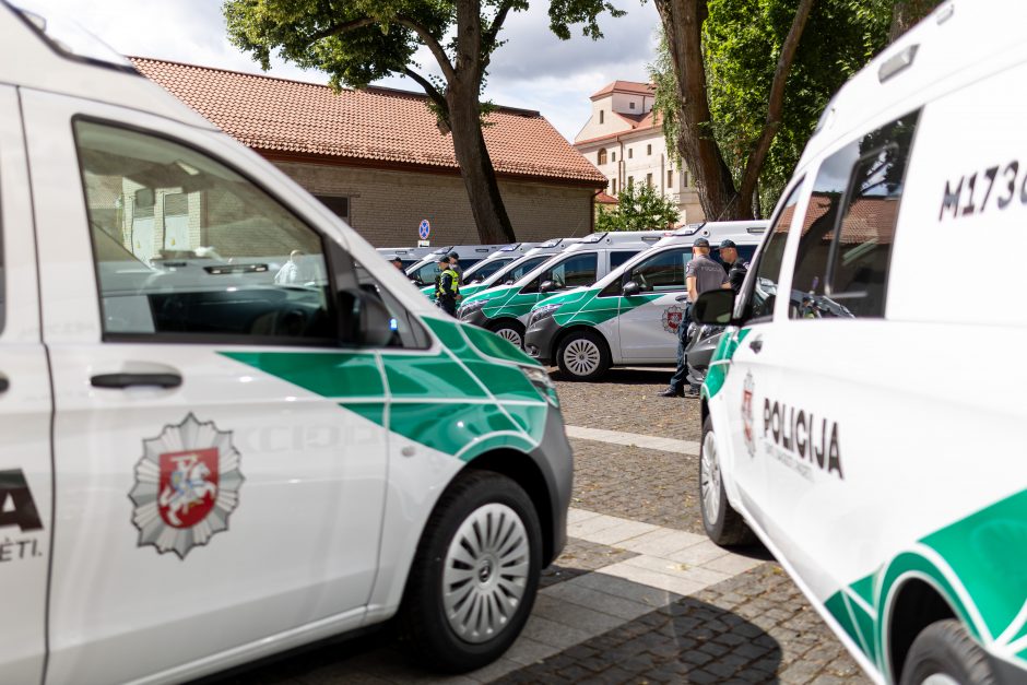 Policijos įstaigoms bus perduota devyniolika naujų mikroautobusų