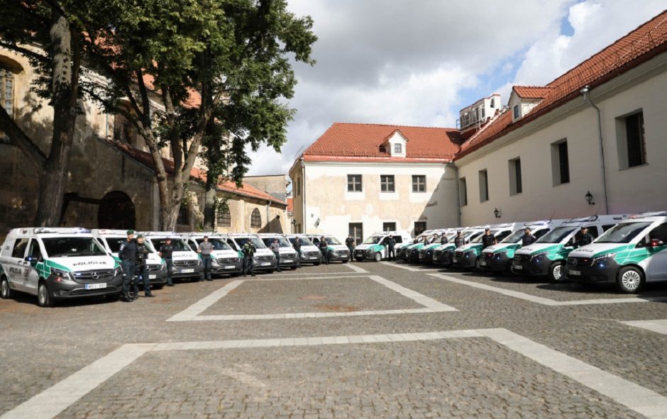 Policijos įstaigoms bus perduota devyniolika naujų mikroautobusų