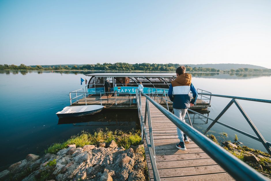 Nelaukdami sezono pradžios, turistai jau neria į žaliojo pakaunės smaragdo glėbį