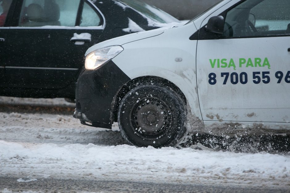 Eismo sąlygas rytų Lietuvoje sunkina snygis, naktį numatomas lietus