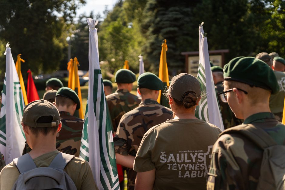 Šauliai švenčia: atidarė ąžuolų parką ir išjudėjo į trijų dienų 160 km žygį