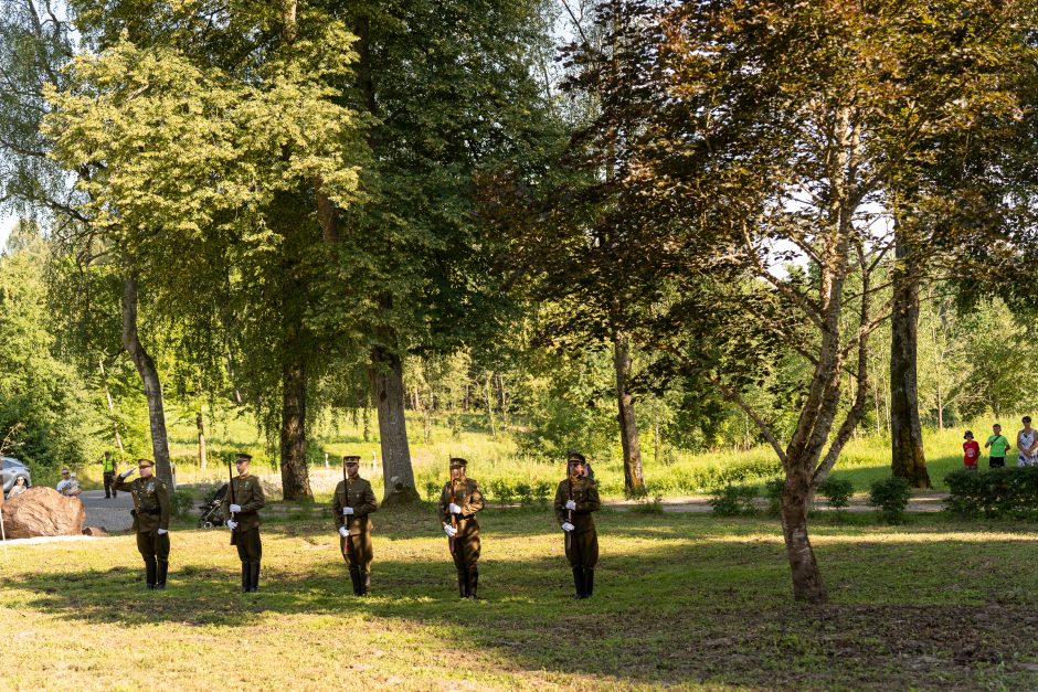 Šauliai švenčia: atidarė ąžuolų parką ir išjudėjo į trijų dienų 160 km žygį