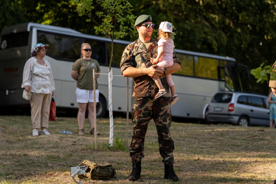 Šauliai švenčia: atidarė ąžuolų parką ir išjudėjo į trijų dienų 160 km žygį