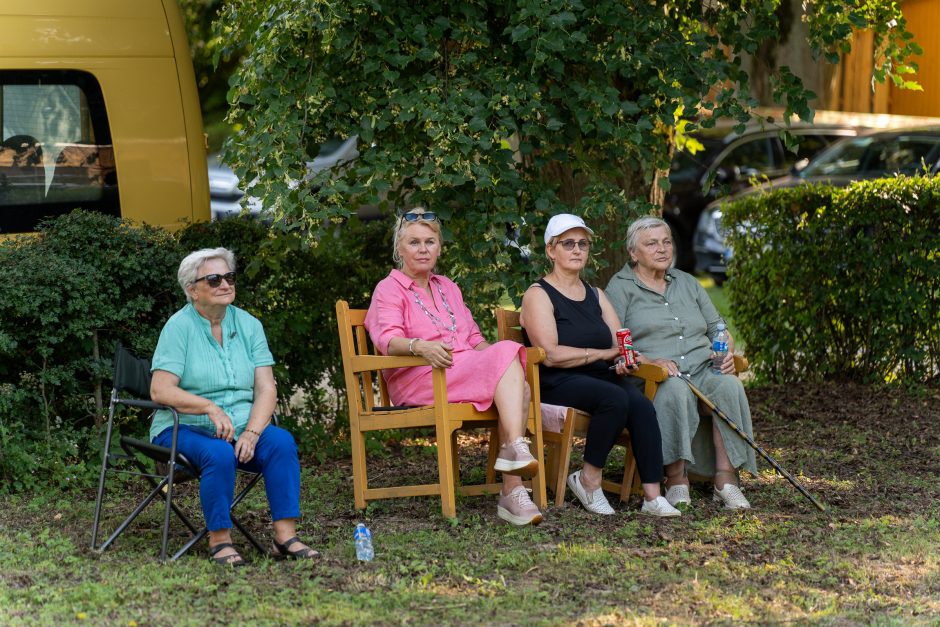 Šauliai švenčia: atidarė ąžuolų parką ir išjudėjo į trijų dienų 160 km žygį