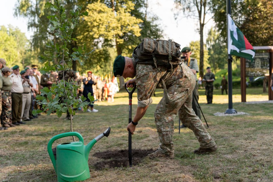 Šauliai švenčia: atidarė ąžuolų parką ir išjudėjo į trijų dienų 160 km žygį