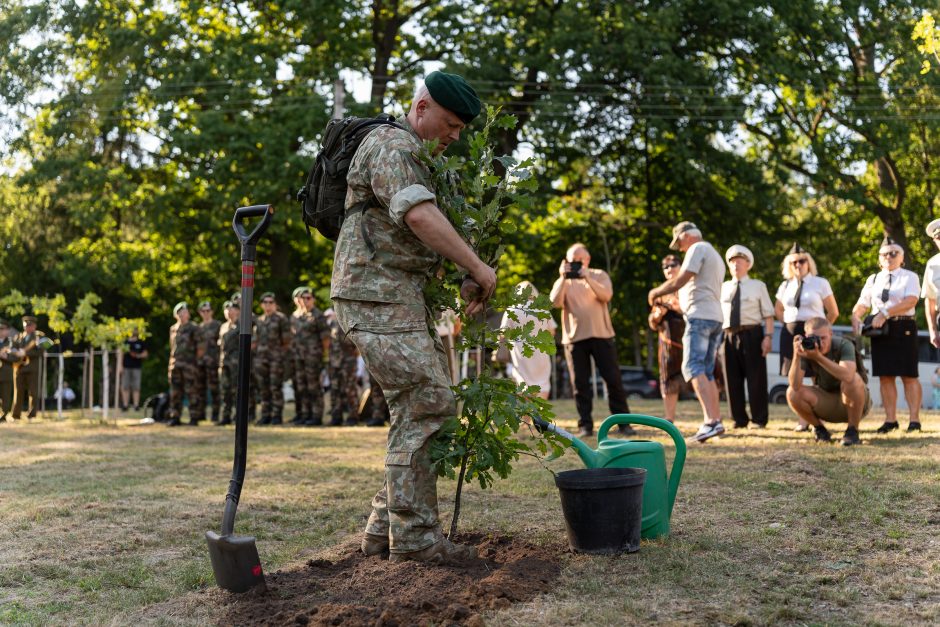 Šauliai švenčia: atidarė ąžuolų parką ir išjudėjo į trijų dienų 160 km žygį