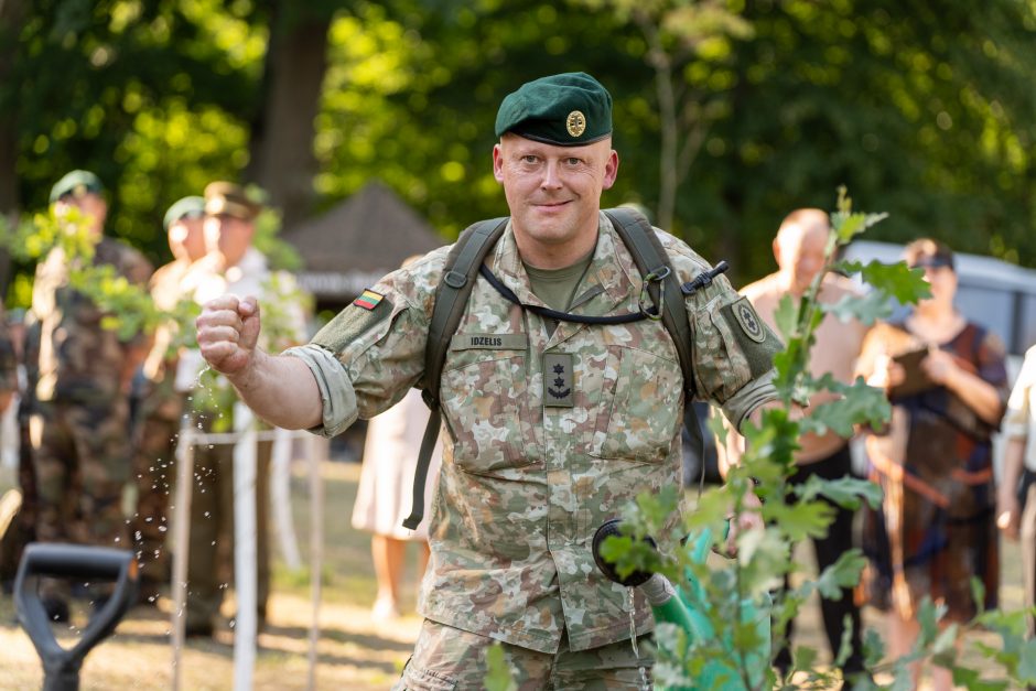 Šauliai švenčia: atidarė ąžuolų parką ir išjudėjo į trijų dienų 160 km žygį