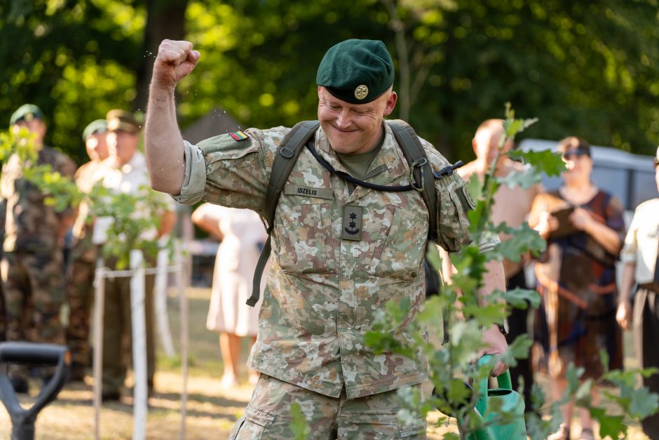 Šauliai švenčia: atidarė ąžuolų parką ir išjudėjo į trijų dienų 160 km žygį