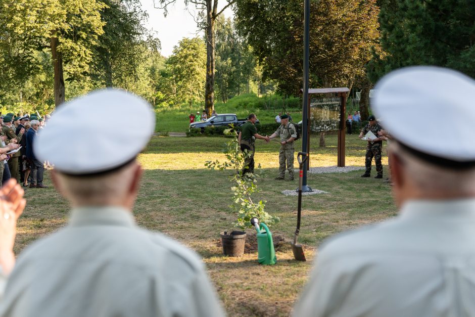 Šauliai švenčia: atidarė ąžuolų parką ir išjudėjo į trijų dienų 160 km žygį