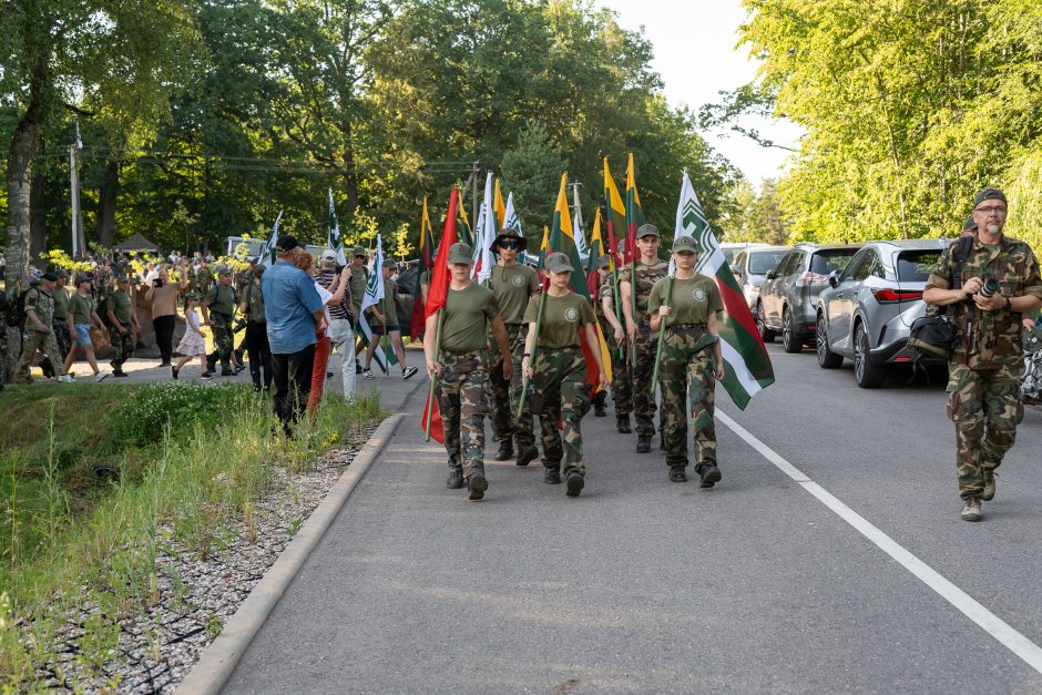 Šauliai švenčia: atidarė ąžuolų parką ir išjudėjo į trijų dienų 160 km žygį