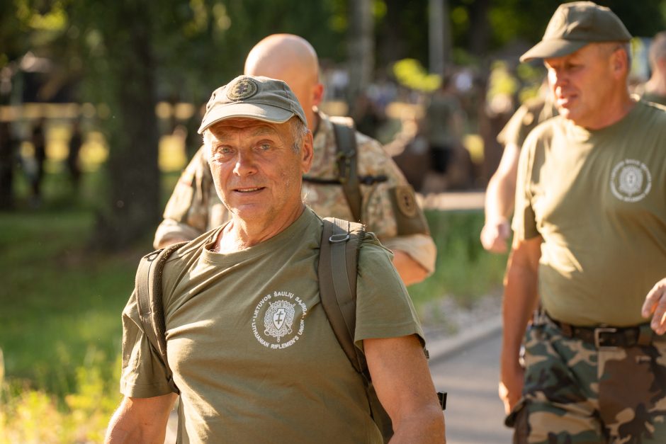 Šauliai švenčia: atidarė ąžuolų parką ir išjudėjo į trijų dienų 160 km žygį