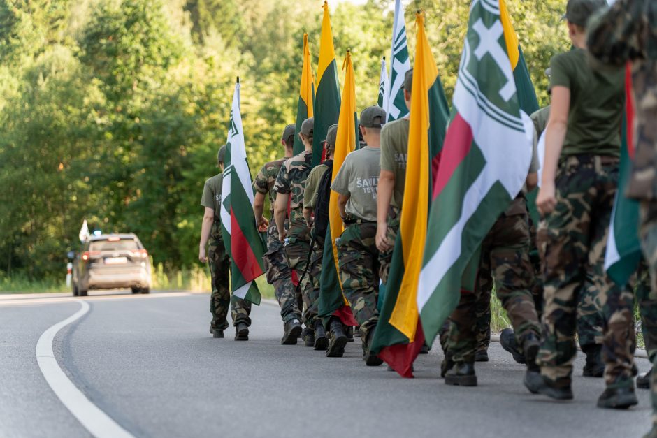 Šauliai švenčia: atidarė ąžuolų parką ir išjudėjo į trijų dienų 160 km žygį