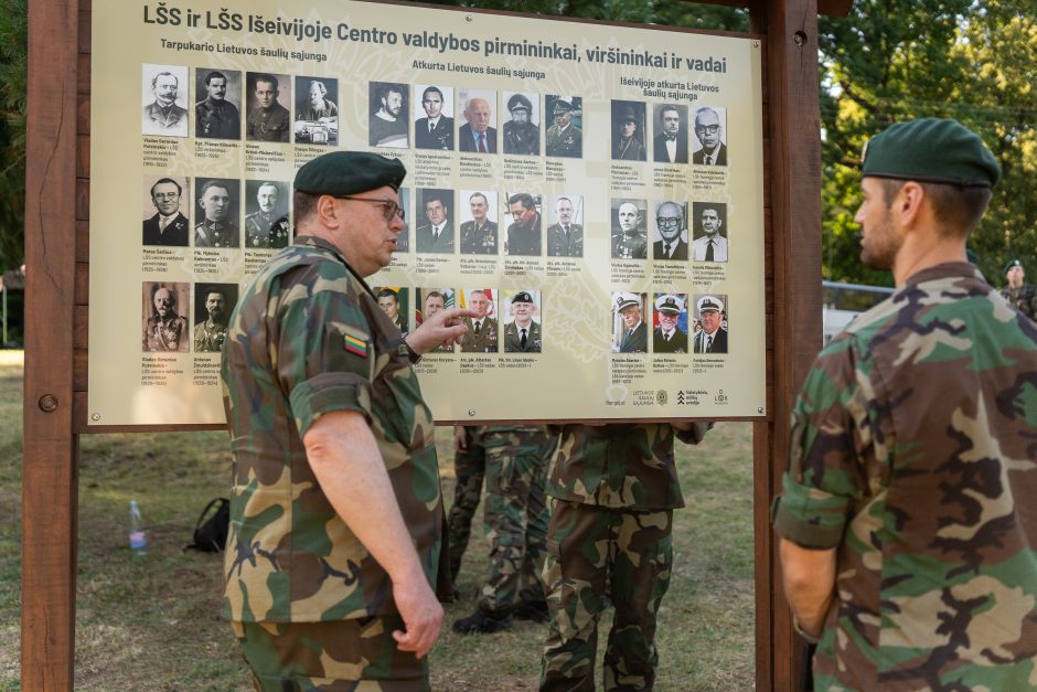 Šauliai švenčia: atidarė ąžuolų parką ir išjudėjo į trijų dienų 160 km žygį