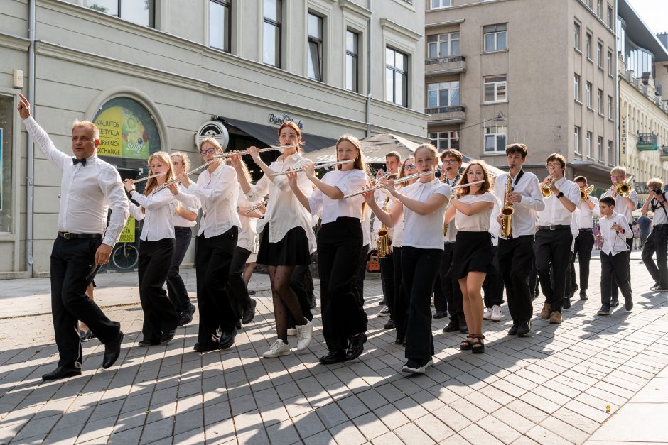 Laisvės alėja vėl nusidriekė šventiniai kaimynų stalai