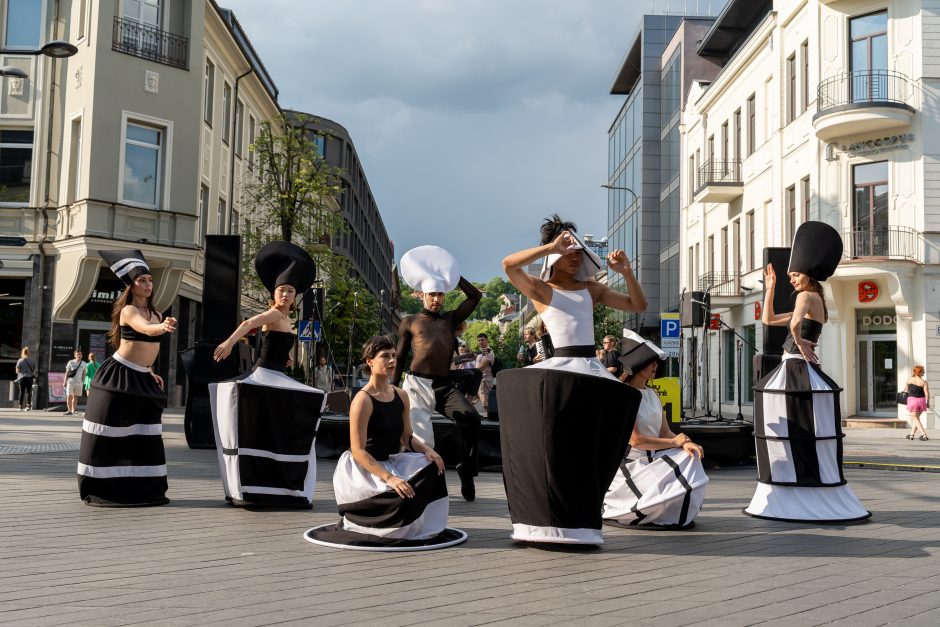 Laisvės alėja vėl nusidriekė šventiniai kaimynų stalai