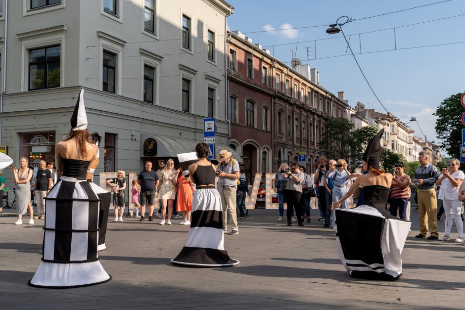 Laisvės alėja vėl nusidriekė šventiniai kaimynų stalai