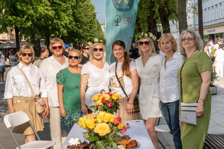 Laisvės alėja vėl nusidriekė šventiniai kaimynų stalai