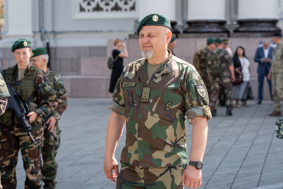 Palydėti plojimais ir šypsenomis: šaulių eisena su orkestru drebino Laisvės alėją