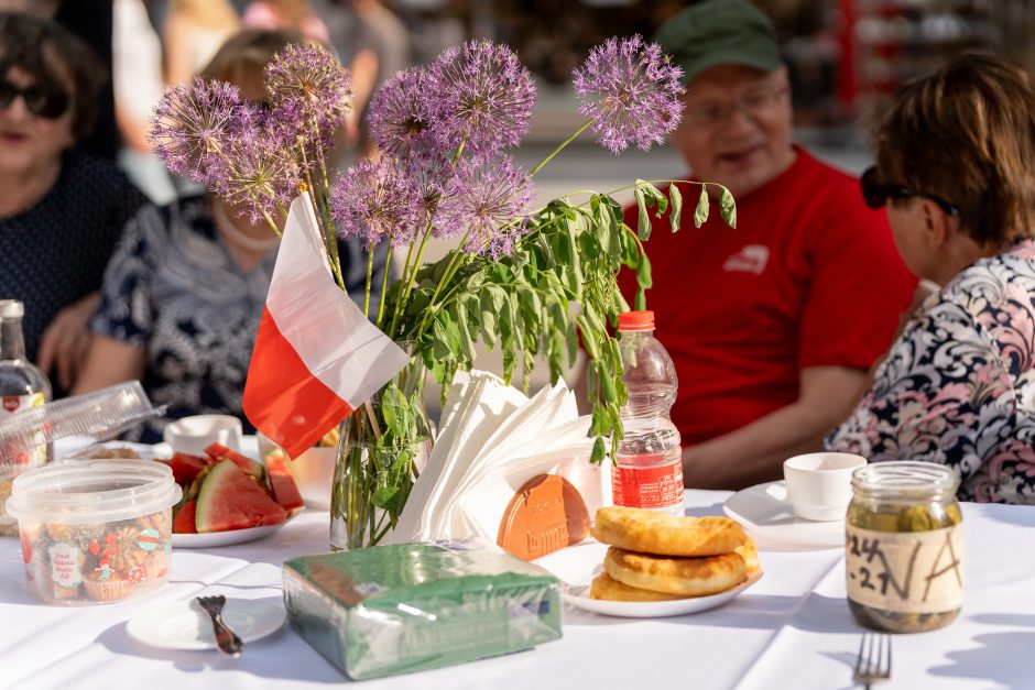 Laisvės alėja vėl nusidriekė šventiniai kaimynų stalai