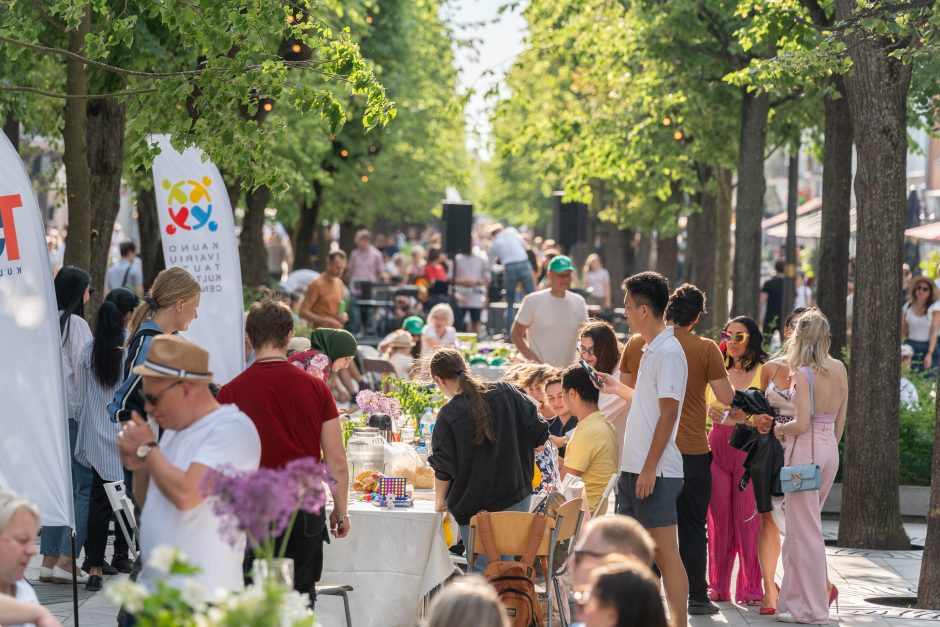 Laisvės alėja vėl nusidriekė šventiniai kaimynų stalai