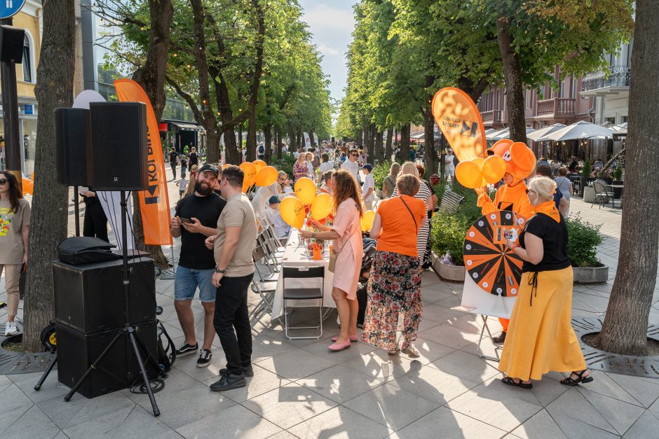 Laisvės alėja vėl nusidriekė šventiniai kaimynų stalai