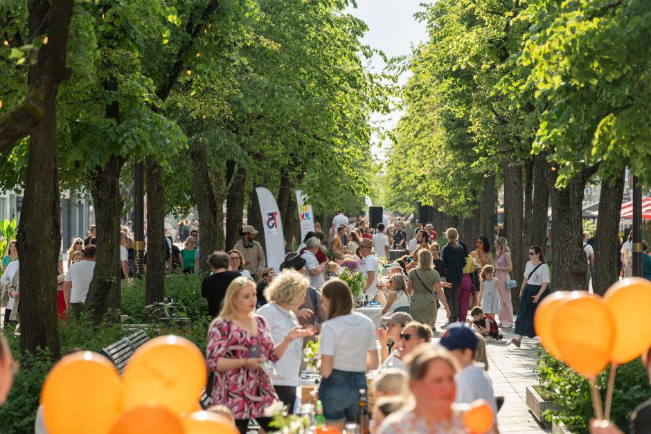 Laisvės alėja vėl nusidriekė šventiniai kaimynų stalai