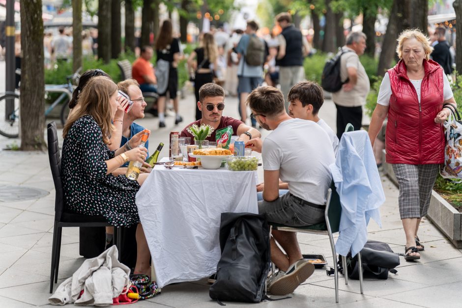 Laisvės alėja vėl nusidriekė šventiniai kaimynų stalai